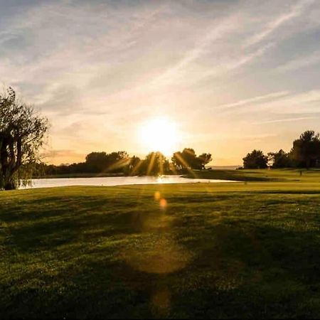 Moment De Detente Sur Le Golf De Pont-Royal Малмор Екстериор снимка