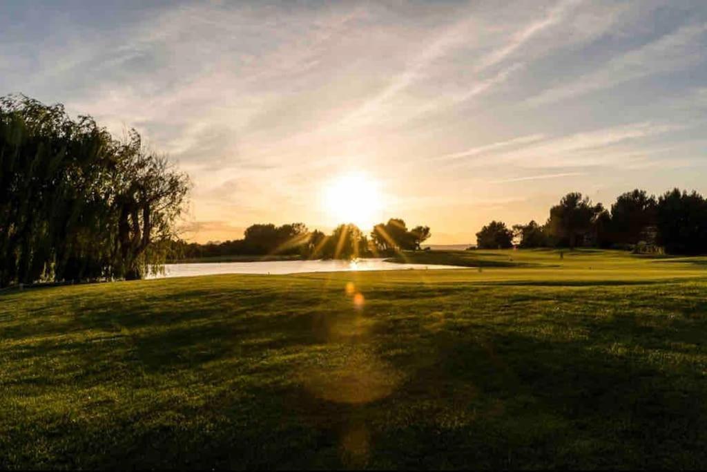 Moment De Detente Sur Le Golf De Pont-Royal Малмор Екстериор снимка