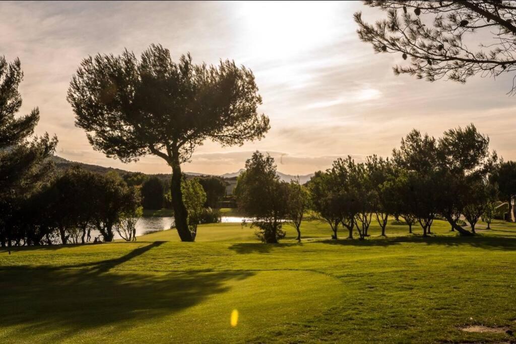 Moment De Detente Sur Le Golf De Pont-Royal Малмор Екстериор снимка